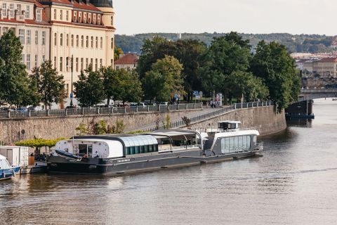 Прага: круиз с ужином на остекленной лодке с открытым верхом