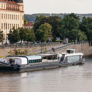Praag: rondvaart met diner in een glazen boot met open dak