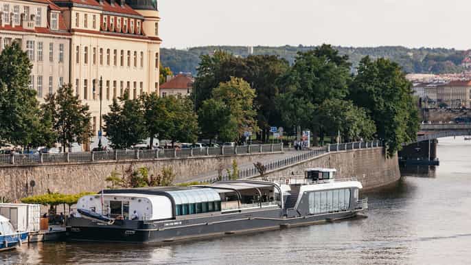 Prague: Sightseeing Dinner Cruise on Open-Top Glass Boat