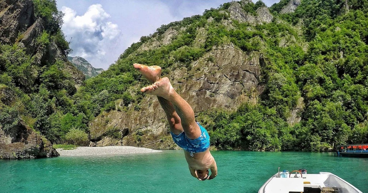 Vanuit Tirana: Dagtrip naar de Shala rivier en het Komani meer ...