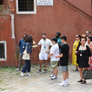 Venice: Unusual Sights Walking Tour with Optional Gondola