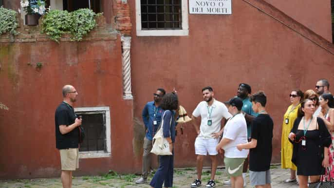 Venecia: Tour a pie de lugares insólitos con góndola opcional