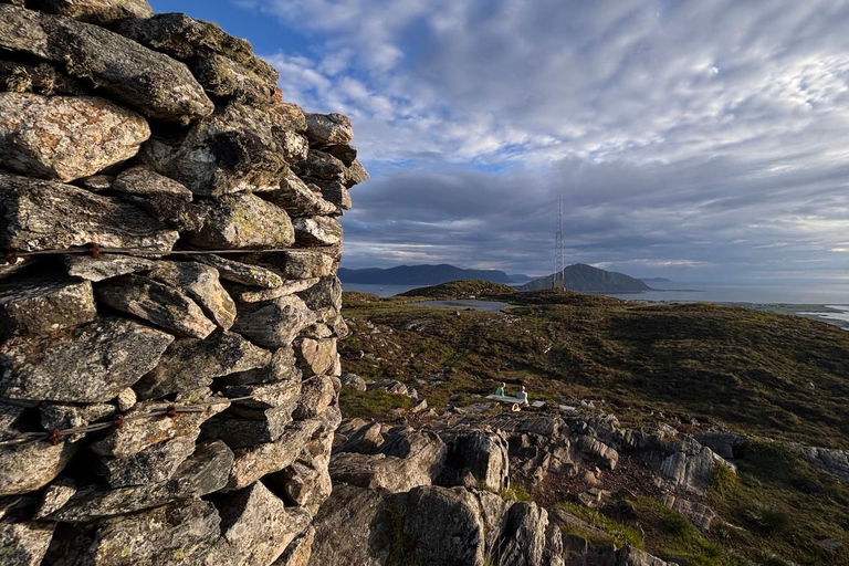 Ålesund: Skjonghelleren Cave & Signalen Summit Hike
