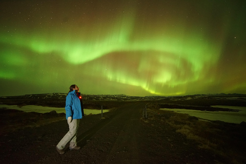 Reykjavik: Excursão de microônibus pela aurora boreal com chocolate quente