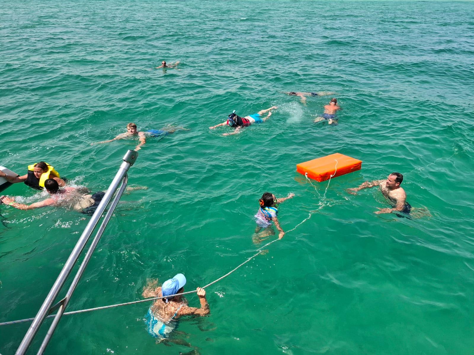 Djerba: Luxus-Katamaran – Schwimmen, Musik & Delfinbeobachtung