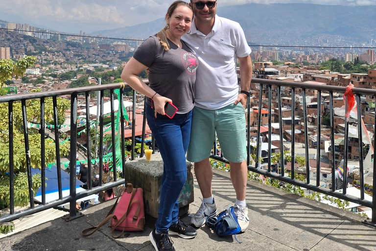 Medellín: tour privato delle Comunità 13 e 3 con funiviaMedellín: tour privato dei quartieri 13 e 3 con funivia