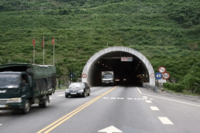 Hoi An/Da Nang: Traslado a Hue Vía Hai Van Pass Coche PrivadoHoi An/ Da Nang : Traslado a Hue por el Paso de Hai Van y Lang Co