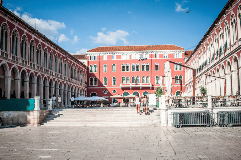 Private Walking Tour in Old Center Split with Licensed GuideTour privato a piedi nel centro storico di Spalato con guida autorizzata