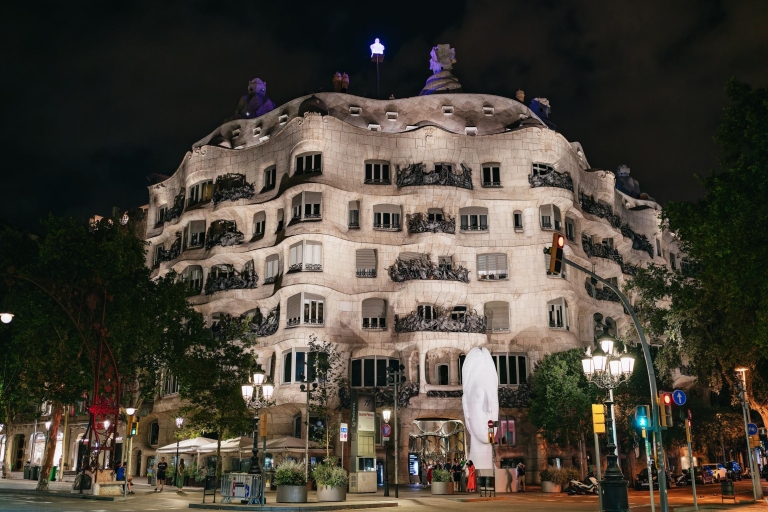 Barcelona: La Pedrera nocąNocna atrakcja z komentarzem w j. hiszpańskim