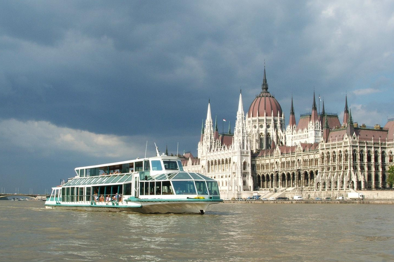 Budapest: Scenic Danube Cruise with Welcome Drink Budapest: Evening Panorama Cruise on the Danube with Welcome Drink