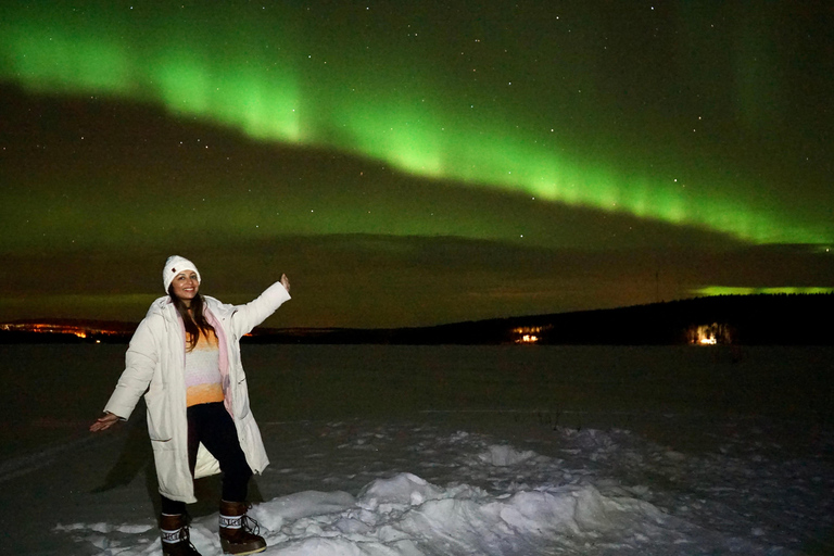 Rovaniemi: Excursão fotográfica de caça à aurora com churrasco