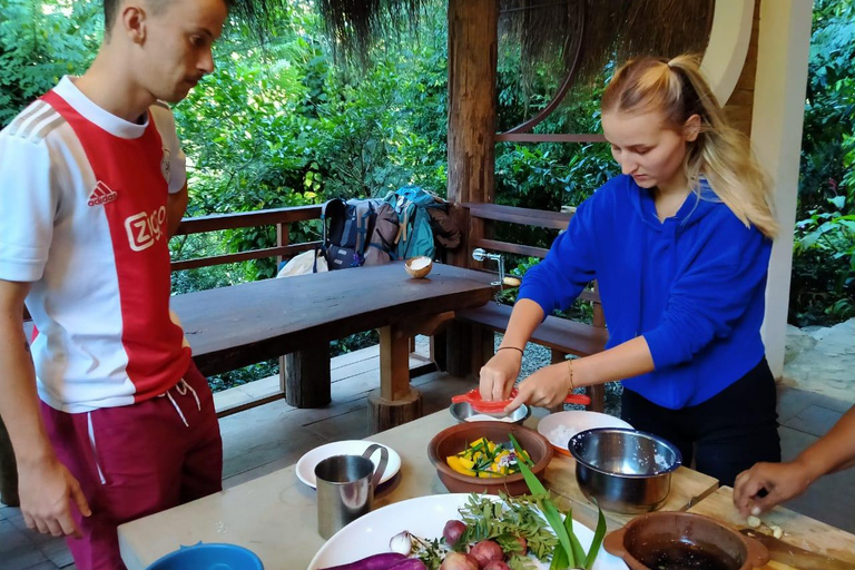 Ella : Clase de cocina con increíble visita al Jardín de las Especias