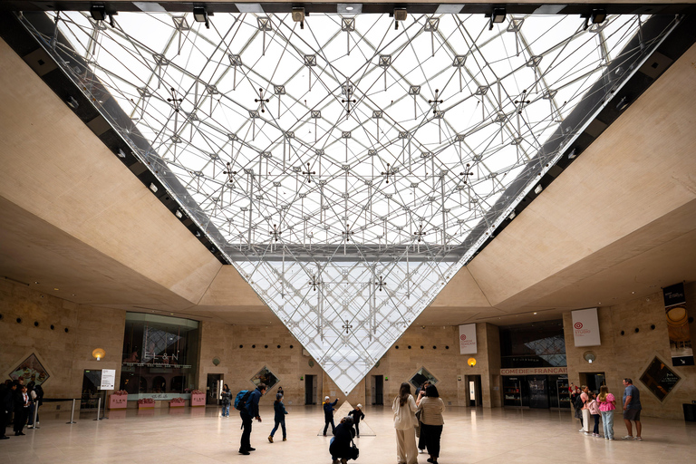 Paris: Louvre Small Group Guided Tour with Reserved Entry Paris: Louvre Group Tour with Reserved Access