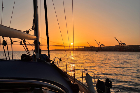 Sunset aboard a sailboat in Lisbon! Sunset aboard a sailing boat in Lisbon!