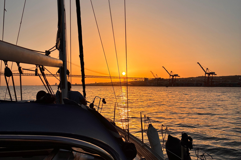 Sunset aboard a sailboat in Lisbon! Sunset aboard a sailing boat in Lisbon!