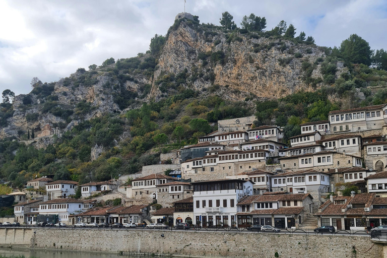 De Tirana/Durres à Berati, ville UNESCO+château et lac Belsh