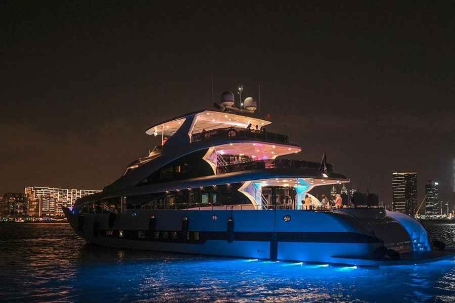 Dubai: Superyacht-Erlebnis mit Live-Musik und Getränken. Foto: GetYourGuide