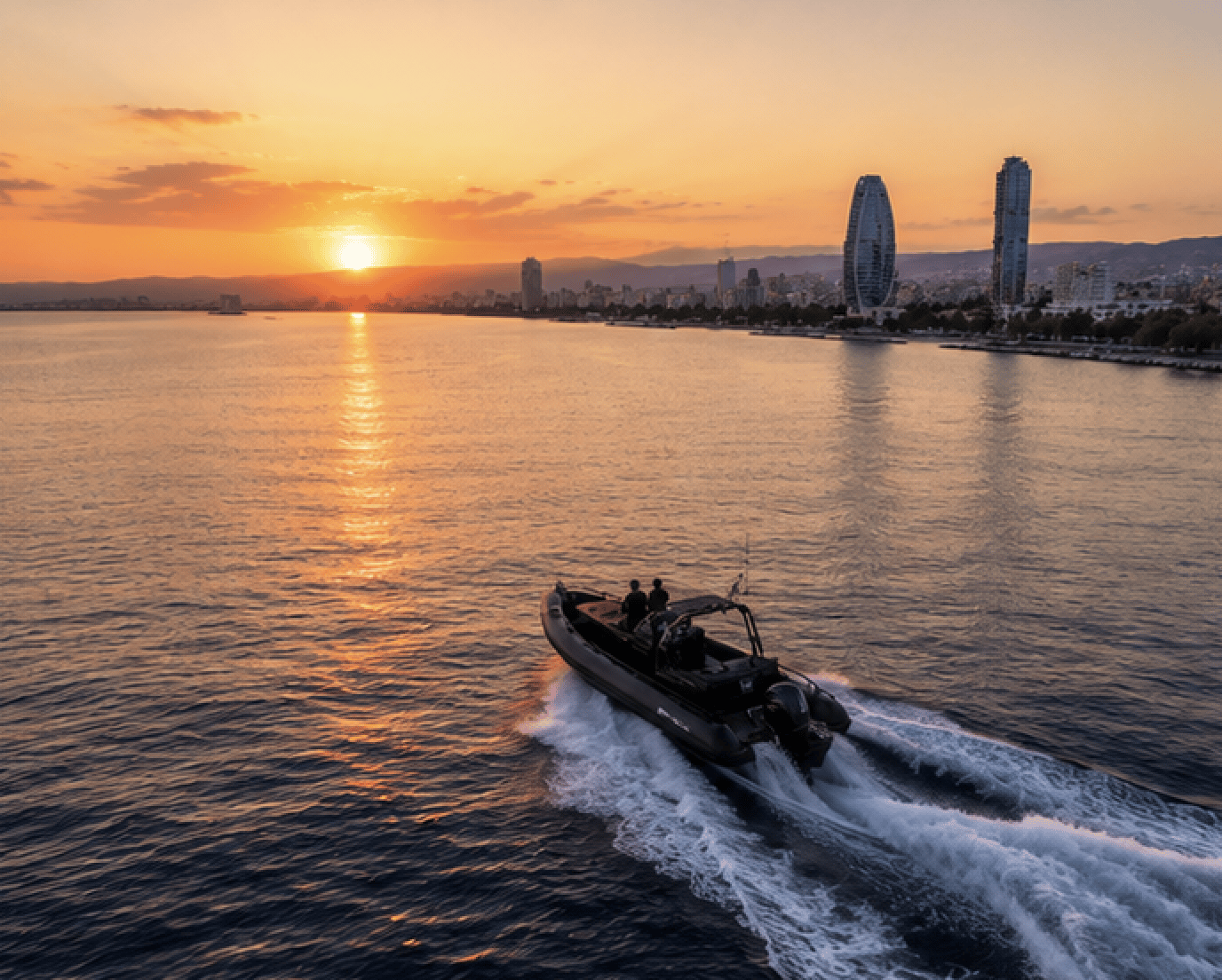 Limassol: PRIVATE Bootsfahrt bei Sonnenuntergang mit Drohnenaufnahmen