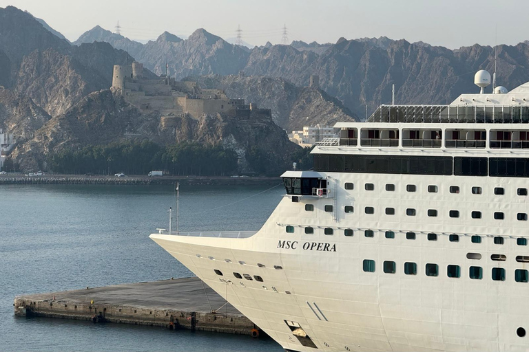 Muscat: Private City Tour with a Local Guide & Full Transfer