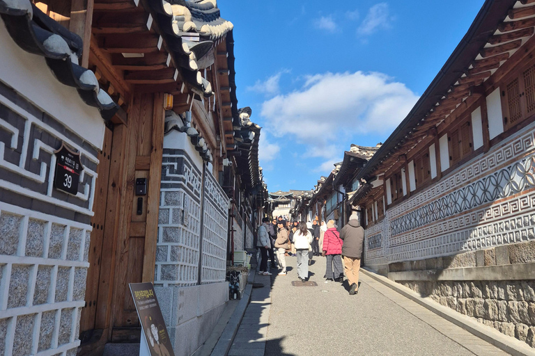Seoul: Bukchon Hanok Village, Korean Tea Ceremony & Dessert