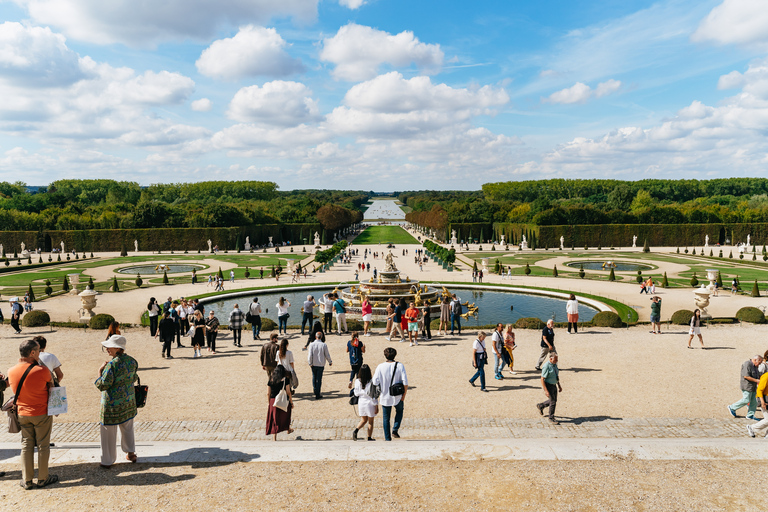 Desde París: Visita sin colas a Versalles y acceso a los jardinesTour en grupo en inglés con tour guiado de los jardines