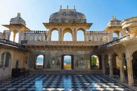 Au départ d'Udaipur : Visite privée de la ville des lacs d'UdaipurTransport, guide touristique, droits d'entrée, déjeuner et promenade en bateau