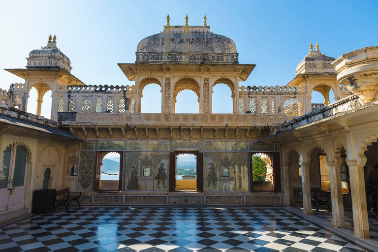 Z Udaipur: Prywatna wycieczka krajoznawcza po Udaipur City of LakesTransport, przewodnik na żywo, opłaty za wstęp, lunch i rejs łodzią