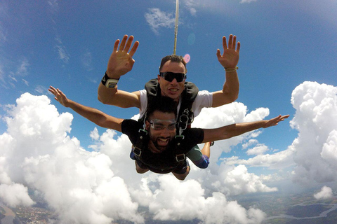 Foz do Iguaçu: Tandem Skydiving Experience with Pickup Foz do Iguaçu: Tandem Skydiving w/ Cameraman