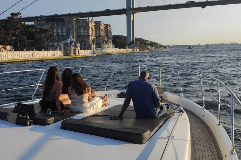 Private Bosphorus Yacht with Local Guide and Snacks