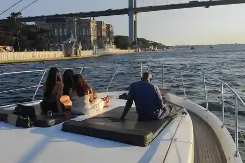 Istanbul: Bosphorus Sunset Yacht Cruise with Guide & Snacks