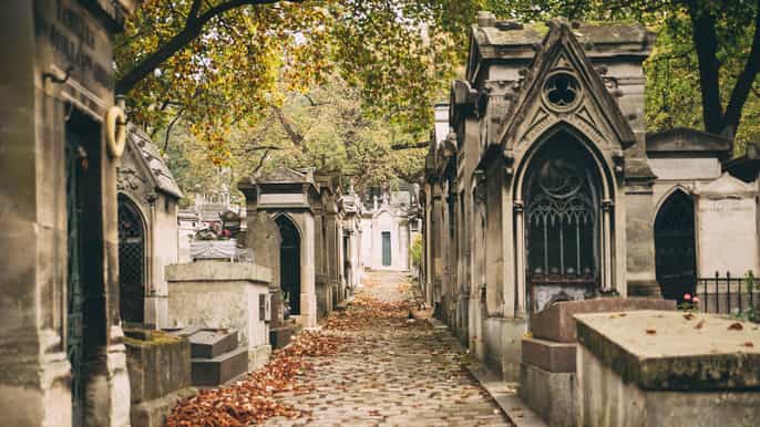 Paris: Famous Graves of Pere Lachaise Cemetery Guided Tour