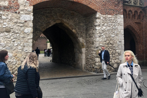 Cracovie: visite guidée secrète des gourmets de 3 heuresCracovie : Visite secrète de la ville avec surclassement pour une boisson supplémentaire