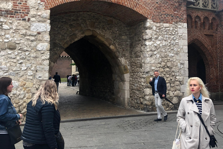 Cracovie: visite guidée secrète des gourmets de 3 heuresCracovie : Visite secrète de la ville avec surclassement pour une boisson supplémentaire