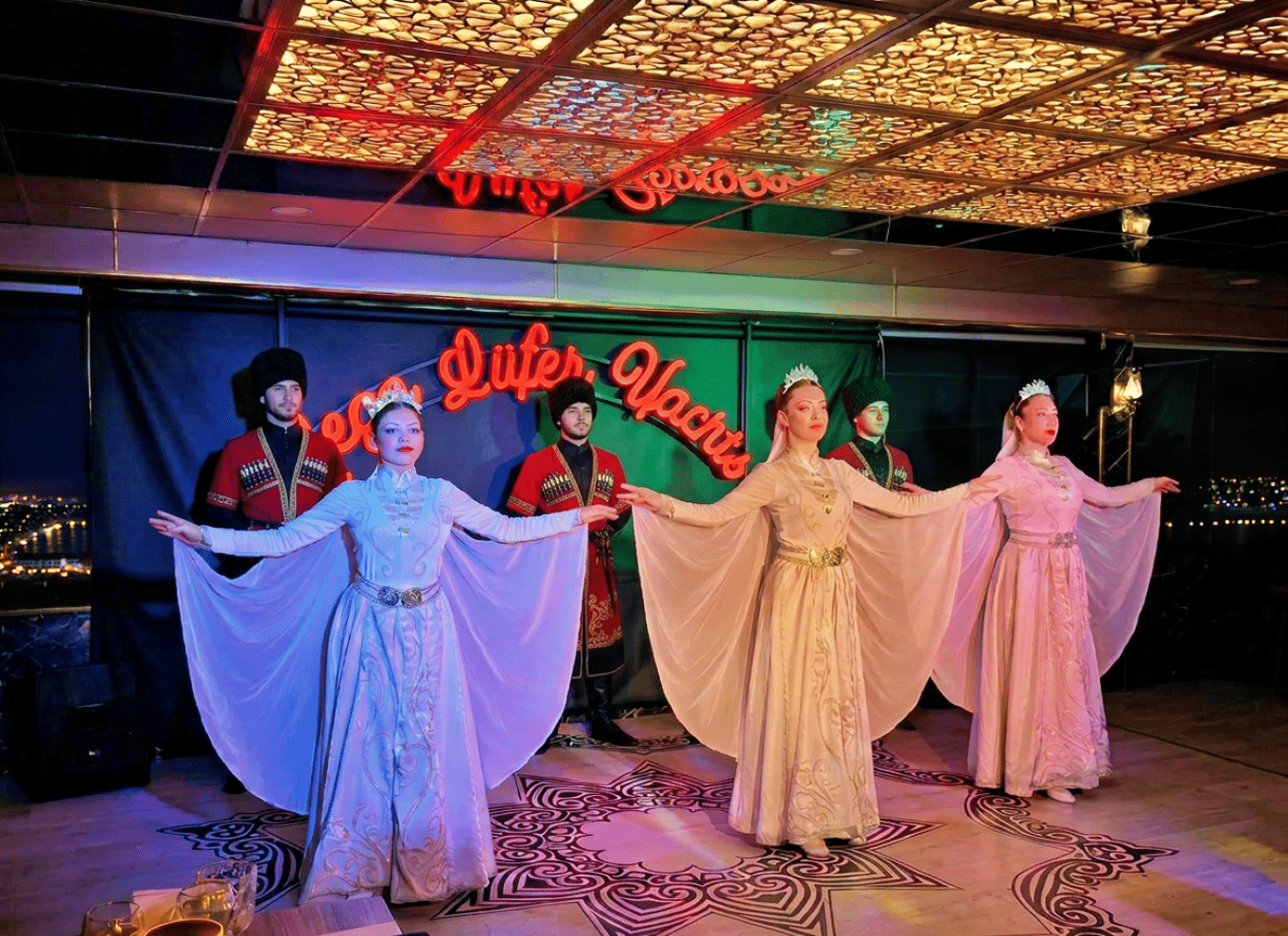 Istanbul: Bosporus-middagscruise og show med privat bord