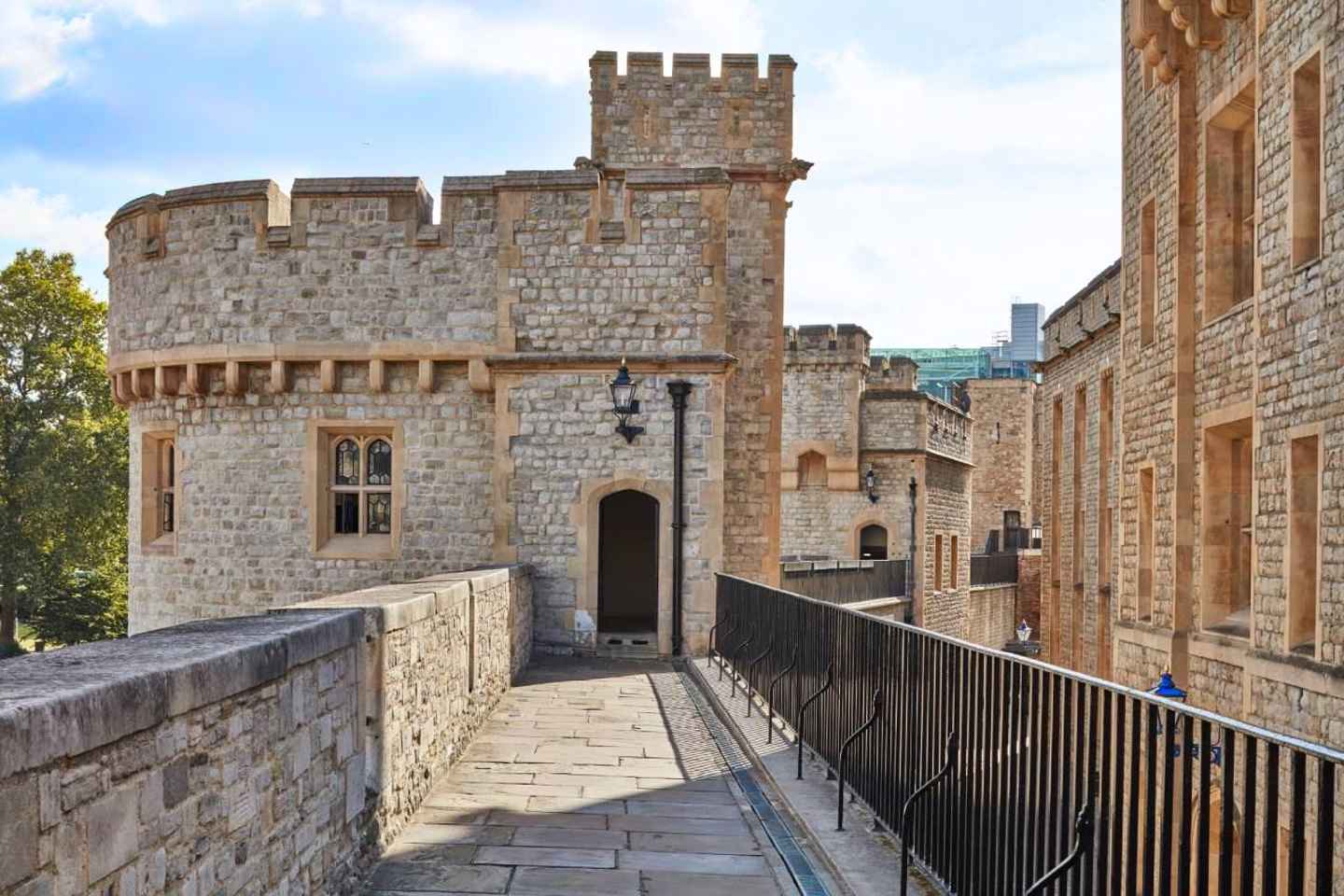 London: Windsor Castle & Tower of London Tour with Tickets