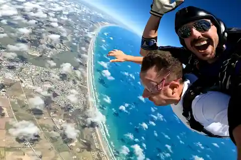 Adelaide: Tandem Skydiving Adventure over Goolwa