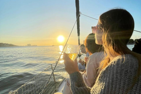 Lisboa:Sunset Sailing Tour at Tagus River with welcome drink
