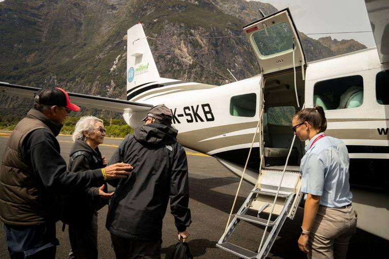 Desde Queenstown: vuelo y crucero por Milford Sound con almuerzoDesde Queenstown: vuelo y crucero por Milford Sound con almuerzo incluido