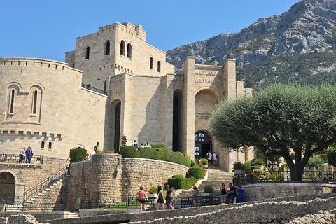 Au départ de Durres : visite de Kruje, de la montagne sacrée et du vieux bazar