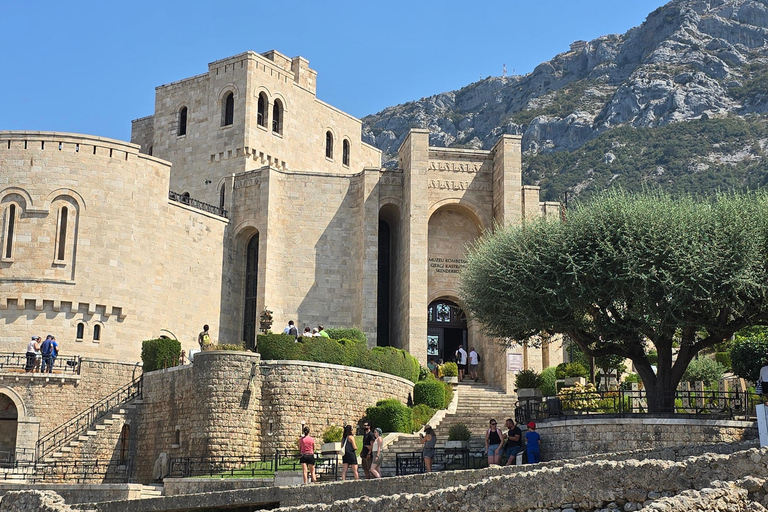 Au départ de Durres : visite de Kruje, de la montagne sacrée et du vieux bazar