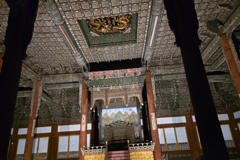 Seoul: Deoksugung Palace Night Tour with Guide