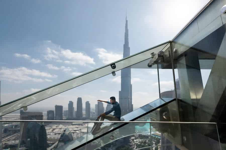 Dubai: Edge Walk Experience im Sky Views Observatory. Foto: GetYourGuide