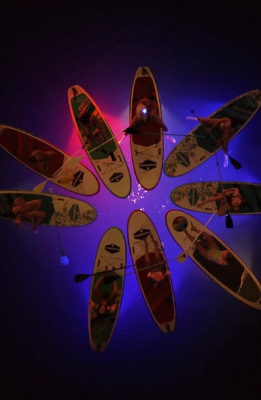 Paddle surf nocturno en Barcelona con luces LED, bebidas y fotos