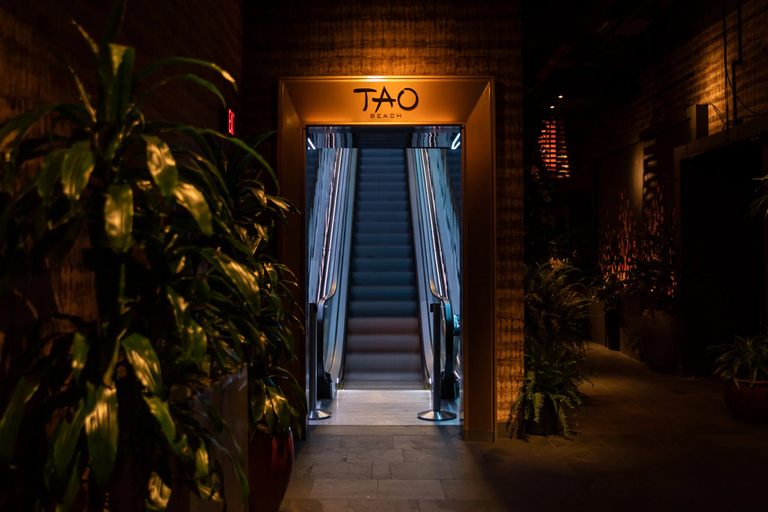 Las Vegas: Night Out at Clubs with Free Drinks and Party Bus Latin Club Crawl