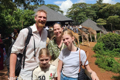 Nairobi: Giraffe Centre Visit and Giraffe Feeding Experience Nairobi: Interactive Giraffe Feeding & Wildlife Education
