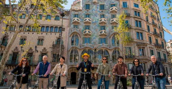 Barcelona: Top Highlights Bike Tour with Sagrada Familia