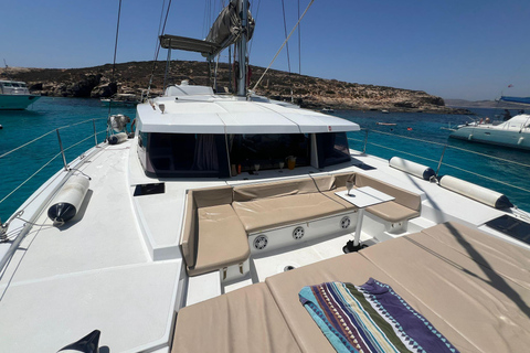 St. Paul&#039;s Bay: Half-Day Luxury Catamaran Tour with Drinks