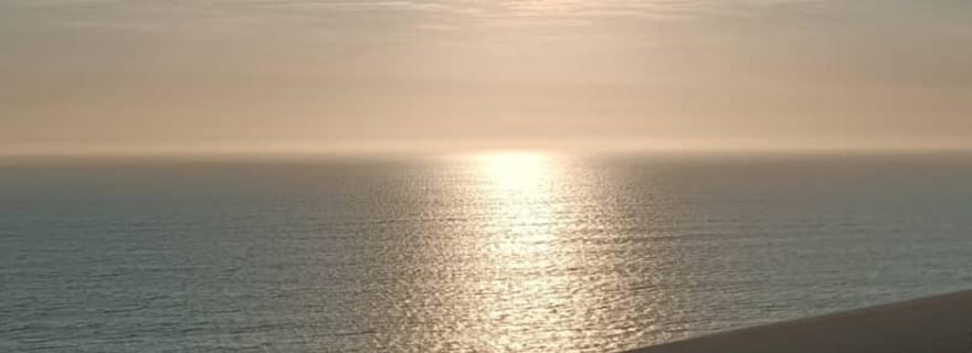 Sandwich Harbour : coucher de soleil, dunes et océan