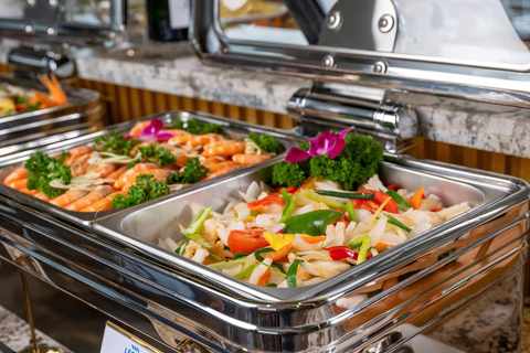 Halong Bay: Leona Dinner Cruise with Fireworks Show