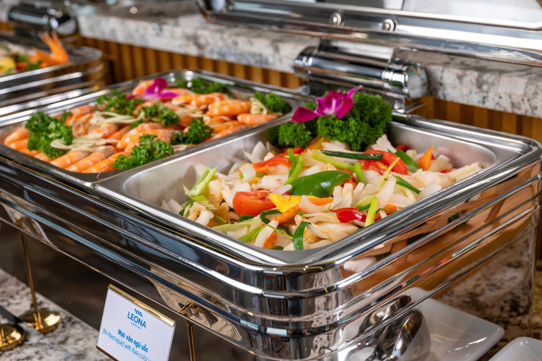 Halong Bay: Leona Dinner Cruise with Fireworks Show